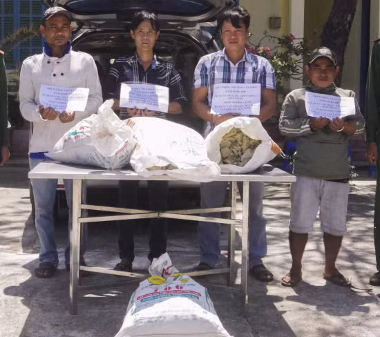 Các đối tượng bị bắt giữ cùng tang vật của vụ án.