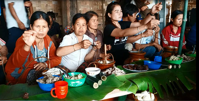 Phụ nữ cũng được dự hội, ăn uống tại nhà rông. Phụ nữ cũng được dự hội, ăn uống tại nhà rông.