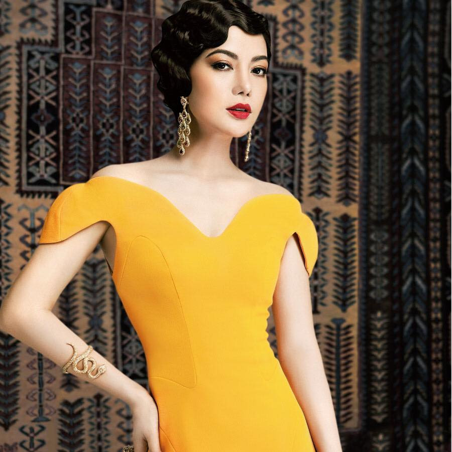 Bộ trang phục được thiết kế rất gợi cảm và bắt mắt với những đường cắt cúp tinh tế giúp Trương Ngọc Ánh trở thành tâm điểm của mọi ánh nhìn khi cô xuất hiện ở tại nơi nào.  Bộ trang phục được thiết kế rất gợi cảm và bắt mắt với những đường cắt cúp tinh tế giúp Trương Ngọc Ánh trở thành tâm điểm của mọi ánh nhìn khi cô xuất hiện ở tại nơi nào.