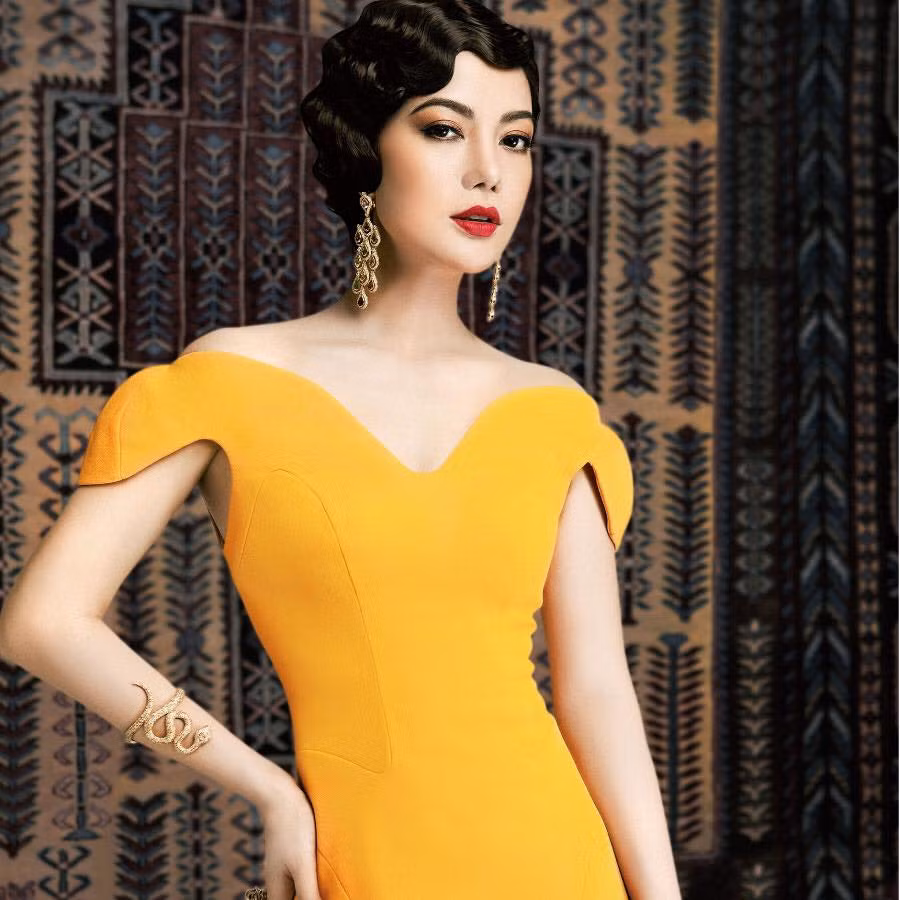  Bộ trang phục được thiết kế rất gợi cảm và bắt mắt với những đường cắt cúp tinh tế giúp Trương Ngọc Ánh trở thành tâm điểm của mọi ánh nhìn khi cô xuất hiện ở tại nơi nào.