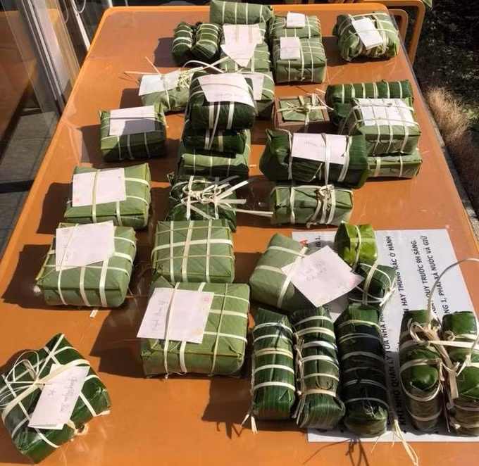  Kết quả là hơn 20 bánh chưng và 10 đòn bánh tét đã được gói rất đẹp mắt. 