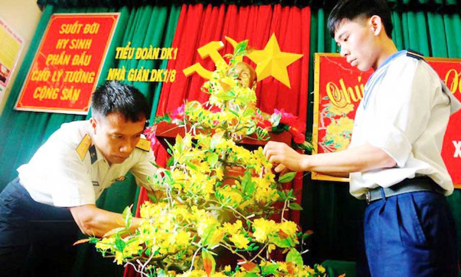 Chiến sĩ nhà giàn DK1/8 chuẩn bị mai vàng đón giao thừa. Ảnh: Nhật Linh