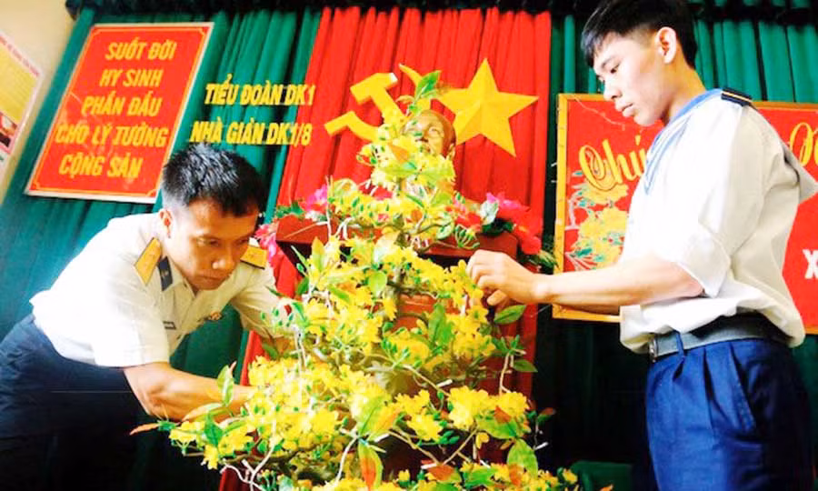 Chiến sĩ nhà giàn DK1/8 chuẩn bị mai vàng đón giao thừa. Ảnh: Nhật Linh