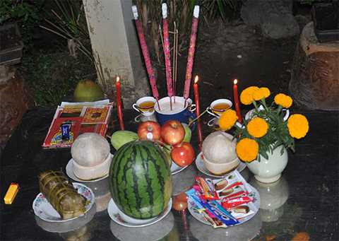 Mâm cúng có thể là cỗ chay hoặc mặn.