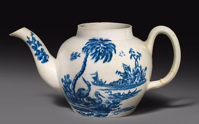 Chiếc ấm trà mất nắp và tay cầm đã vỡ, phải gắn lại này có giá hơn 18 tỷ đồng. (Nguồn: WOOLLEY AND WALLIS/BNPS )