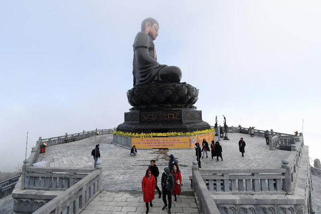 Sừng sững giữa mây ngàn gió núi, cúi nhìn nhân gian với ánh mắt từ bi, chiêm bái Đại tượng Phật A Di Đà, thấy kỳ quan trên đỉnh kỳ quan.