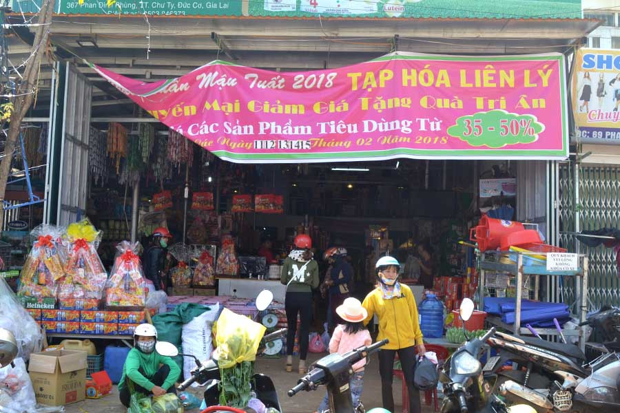 Cửa hàng tạp hóa khuyến mại để thu hút khách. Ảnh: Lê Hòa