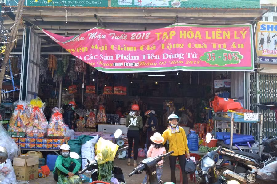 Cửa hàng tạp hóa khuyến mại để thu hút khách. Ảnh: Lê Hòa