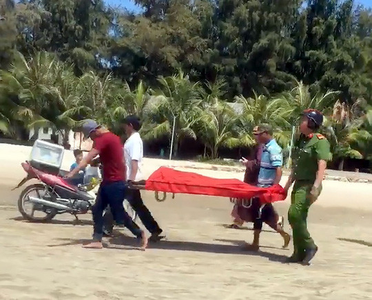 Một ni cô được tìm thấy sau vụ lọt vùng xoáy lúc đang tắm biển  Một ni cô được tìm thấy sau vụ lọt vùng xoáy lúc đang tắm biển
