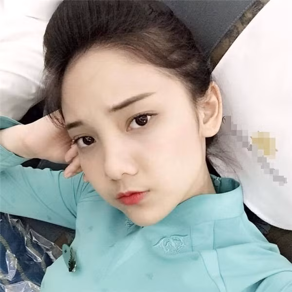 Mai Ka trong bộ đồng phục làm việc của mình.