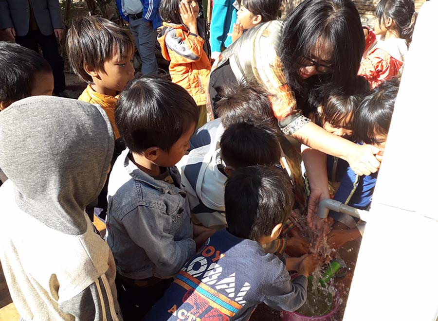 Trưởng nhóm thiện nguyện “Rau, củ, quả” TP. Hồ Chí Minh cùng các em khởi động công trình giếng khoan. Ảnh: Lê Trang Trưởng nhóm thiện nguyện “Rau, củ, quả” TP. Hồ Chí Minh cùng các em khởi động công trình giếng khoan. Ảnh: Lê Trang