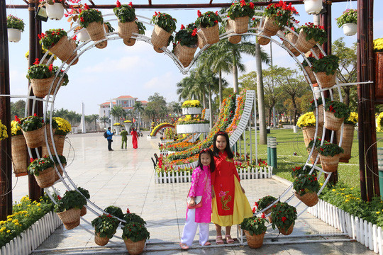  Các gia đình đưa con nhỏ đến tham quan, chụp hình lưu niệm