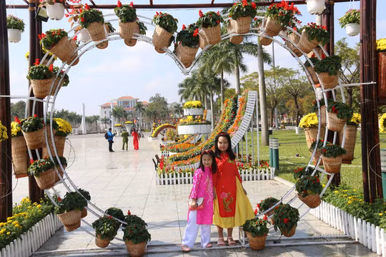  Các gia đình đưa con nhỏ đến tham quan, chụp hình lưu niệm