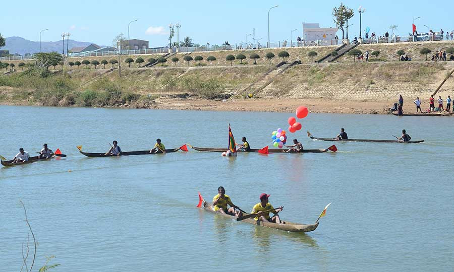 Hội đua thuyền độc mộc là dịp để các dân tộc anh em trên địa bàn tỉnh Kon Tum giao lưu, học hỏi, phát huy nét đẹp truyền thống. Ảnh: Phương Linh