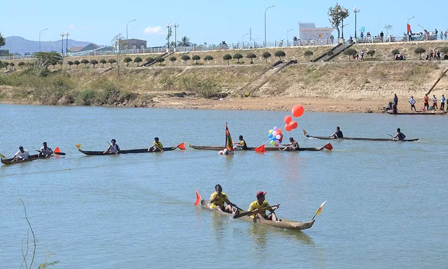 Hội đua thuyền độc mộc là dịp để các dân tộc anh em trên địa bàn tỉnh Kon Tum giao lưu, học hỏi, phát huy nét đẹp truyền thống. Ảnh: Phương Linh