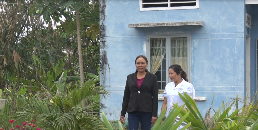  Bác sĩ Nguyễn Thị Thiện-Trạm trưởng Trạm Y tế xã Đak Hlơ, huyện Kbang- trao đổi nghiệp vụ với y tế thôn làng. Ảnh: Hà Duyệt