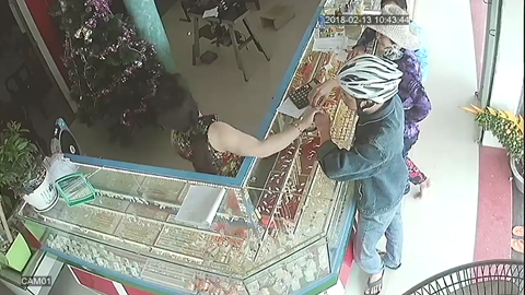 Nguyễn Quang Hải khi đến hỏi mua vàng ở tiệm vàng Phương Loan