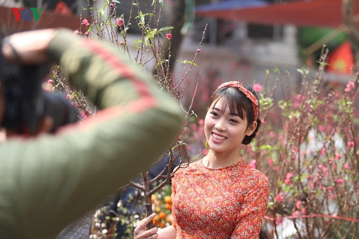  tại các chợ hoa dọc các đường Phùng Hưng, Hàng Lược, Hàng Chai hay Hàng Mã... rất nhiều người dân vận những bộ áo dài duyên dáng hòa mình cùng hương sắc hoa thắm và khung cảnh xuân đang về.