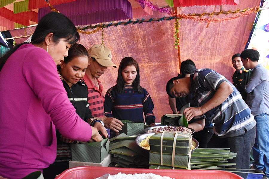 Thi gói bánh chưng. Ảnh: Ngọc Sang Thi gói bánh chưng. Ảnh: Ngọc Sang