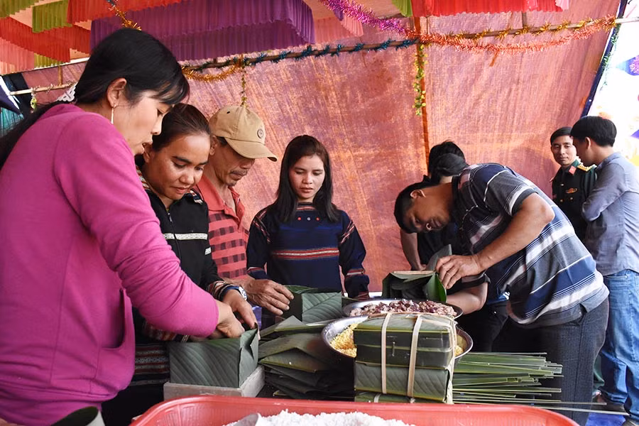 Thi gói bánh chưng. Ảnh: Ngọc Sang