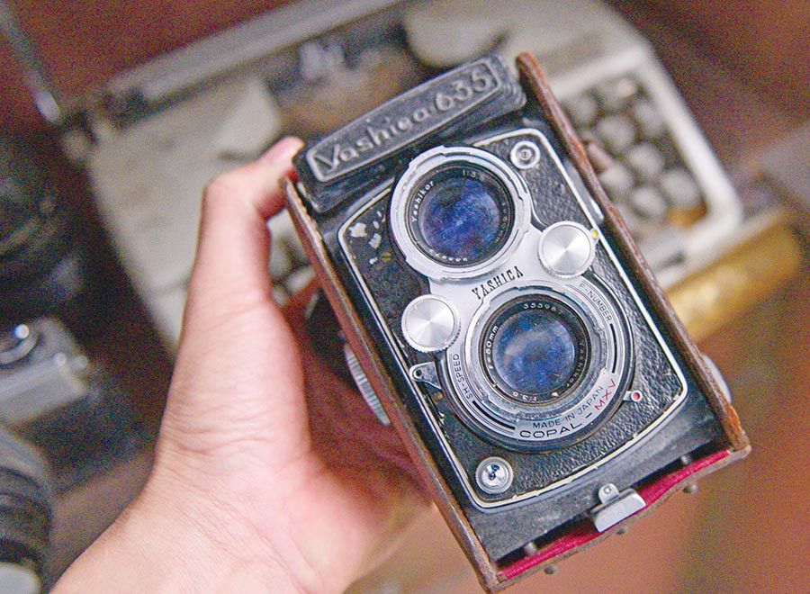Một chiếc máy ảnh cổ Yashica mà anh Phan Tiêu Phong đặc biệt yêu thích. Ảnh: Phong Casta