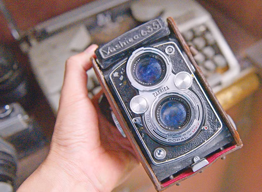 Một chiếc máy ảnh cổ Yashica mà anh Phan Tiêu Phong đặc biệt yêu thích. Ảnh: Phong Casta