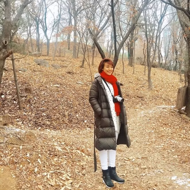 MC Hoàng Oanh chưng diện áo phao dáng dài cùng bộ cánh màu trắng tại Hàn Quốc.