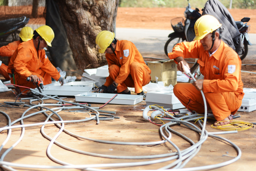Công nhân Điện lực Pleiku đang đóng điện cho người dân xã Ia Băng, huyện Ia Grai. Ảnh: N.T Công nhân Điện lực Pleiku đang đóng điện cho người dân xã Ia Băng, huyện Ia Grai. Ảnh: N.T