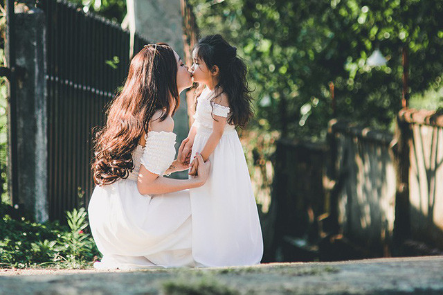 Hai mẹ con đều xinh đẹp như những nàng công chúa nên thu hút rất nhiều sự chú ý.