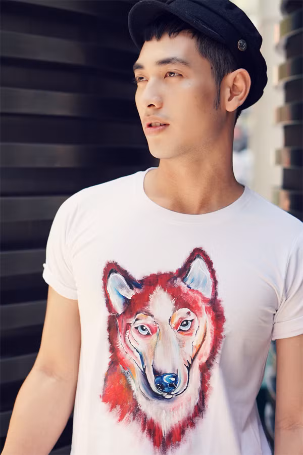  Hình ảnh của những loài chó kiểng được yêu thích như husky, bull nổi bật trên nền áo thun trắng nhờ nét vẽ phóng khoáng với cách phối màu bắt mắt.