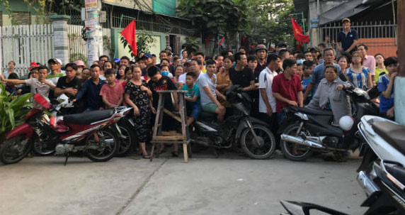 Người dân theo dõi cơ quan chức năng điều tra hiện trường vụ thảm sát