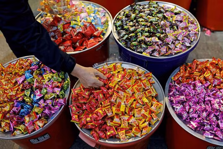 Bánh kẹo được bày bán tràn lan tại một khu chợ ở Đài Bắc, Đài Loan ngày 12/2.