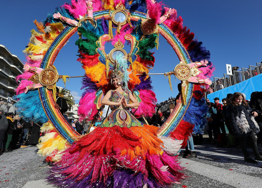  Một vũ công trong trang phục sắc màu rực rỡ tham gia trình diễn trong lễ hội chanh.