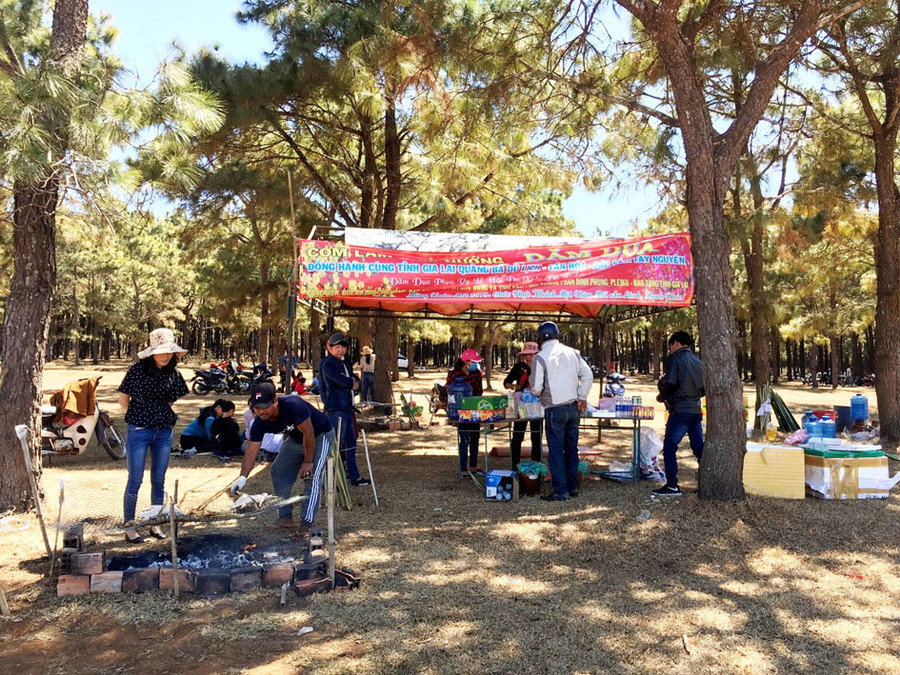 Một điểm bán gà nướng trên đồi thông Phan Đình Phùng. Ảnh: Lê Hòa