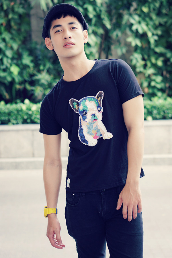 Bên cạnh các mẫu áo được vẽ tỉ mỉ bằng chất liệu màu acrylic là các trang phục được trang trí họa tiết thêu, kết sequins ấn tượng. Bên cạnh các mẫu áo được vẽ tỉ mỉ bằng chất liệu màu acrylic là các trang phục được trang trí họa tiết thêu, kết sequins ấn tượng.