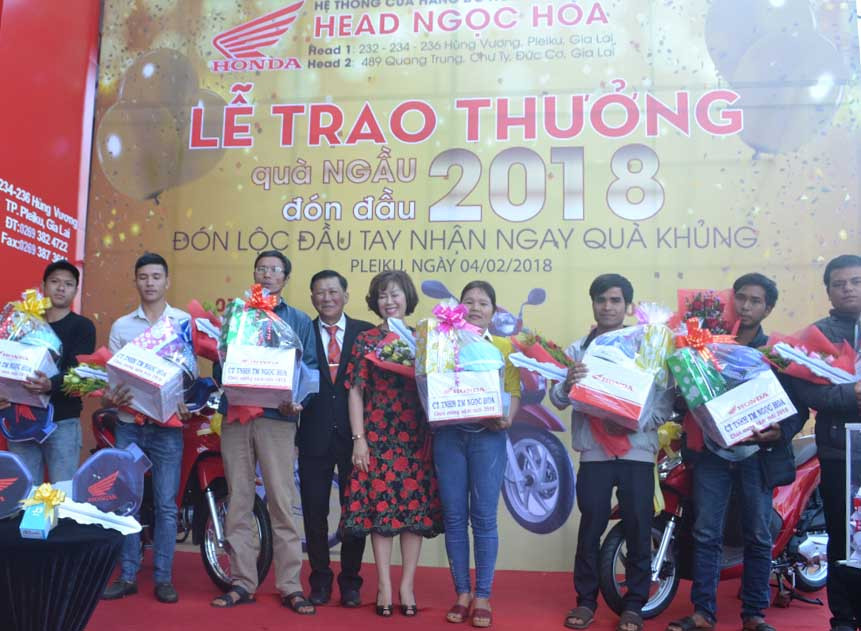(GLO)- Chiều 4-2, Công ty TNHH Thương mại Ngọc Hoa, ở số 232-236 Hùng Vương, phường Hội Thương, TP. Pleiku đã tổ chức Lễ trao thưởng chương trình 