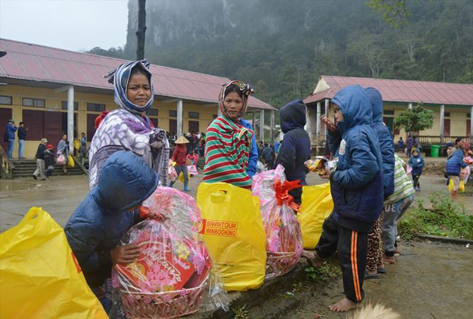 Người A Rem (xã Tân Trạch, huyện Bố Trạch) phấn khởi nhận quà Tết.