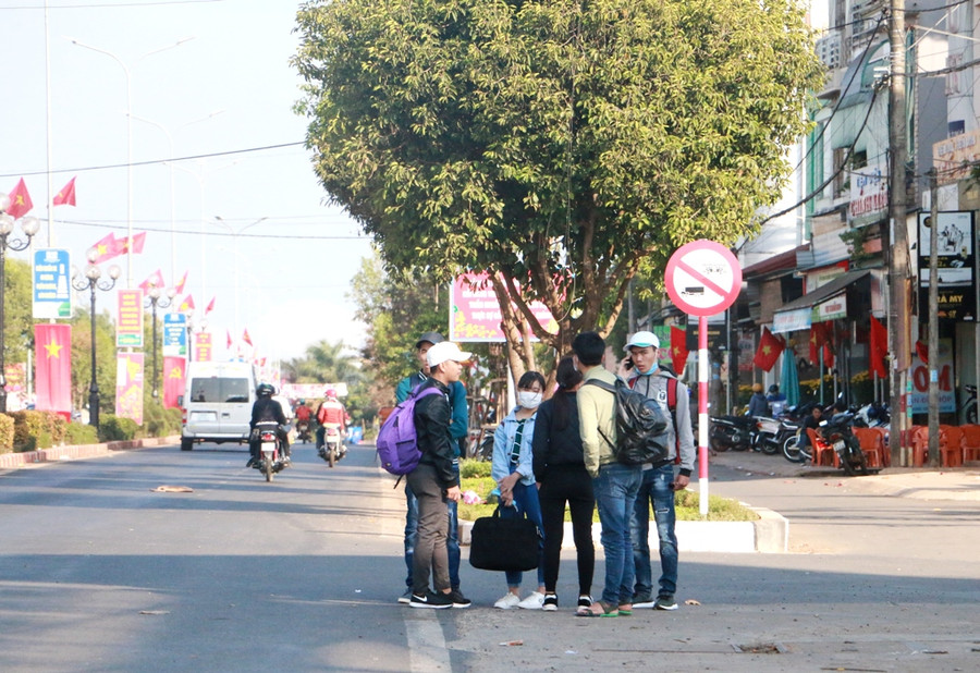 Nhu cầu đi lại trong dịp Tết lớn là nguyên nhân khiến người dân bị các nhà xe chặt chém. Ảnh: Q.T