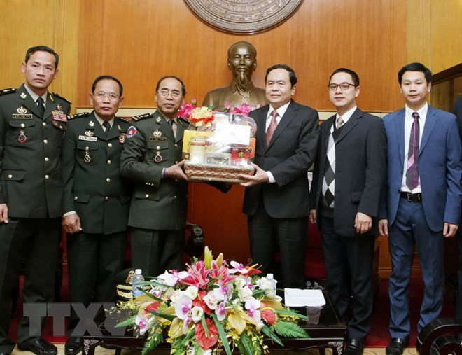 Thống tướng Dieng Sarun tặng quà Chủ tịch Ủy ban Trung ương Mặt trận Tổ quốc Việt Nam Trần Thanh Mẫn. Thống tướng Dieng Sarun tặng quà Chủ tịch Ủy ban Trung ương Mặt trận Tổ quốc Việt Nam Trần Thanh Mẫn.