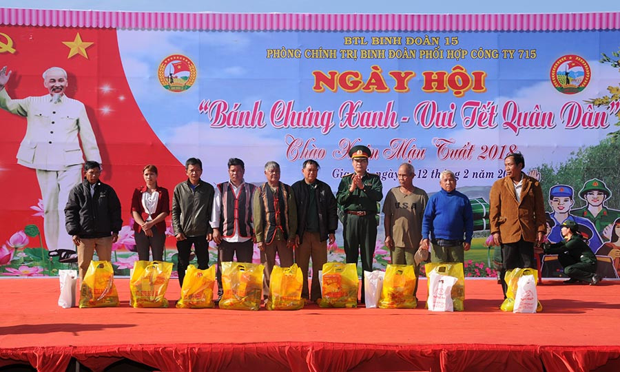 Lãnh đạo Binh đoàn 15 trao quà Tết cho các già làng, trưởng thôn. Ảnh: Ngọc Sang Lãnh đạo Binh đoàn 15 trao quà Tết cho các già làng, trưởng thôn. Ảnh: Ngọc Sang