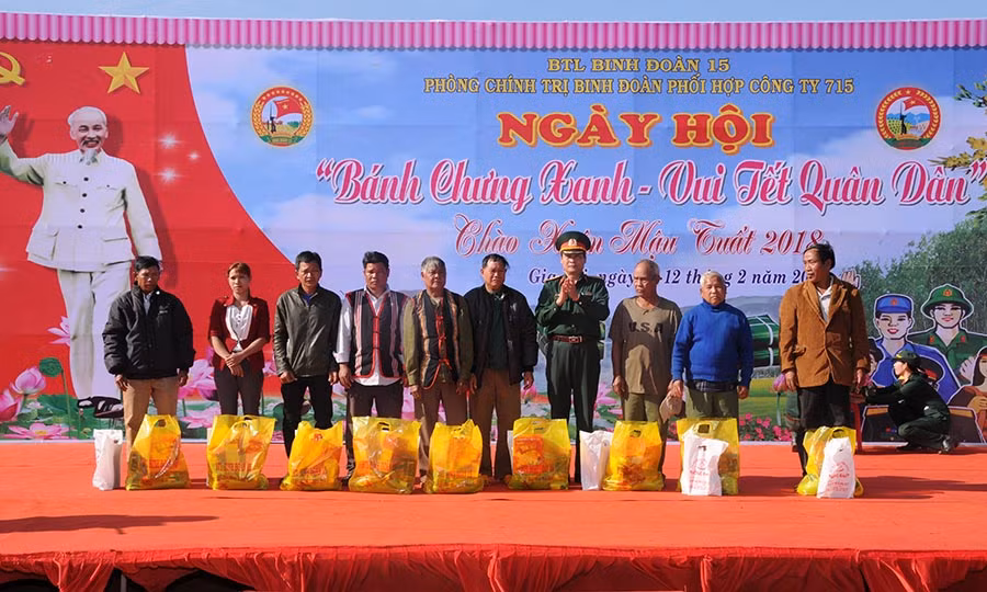 Lãnh đạo Binh đoàn 15 trao quà Tết cho các già làng, trưởng thôn. Ảnh: Ngọc Sang