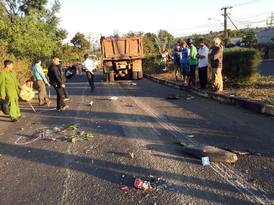  Xe tải kéo lê chiếc xe gắn máy đi hơn 20 m. Ảnh: Văn Ngọc