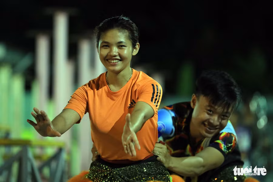 Người chồng của kỳ nữ Lê Yến Quyên cũng chính là đồng môn trong đoàn lân 