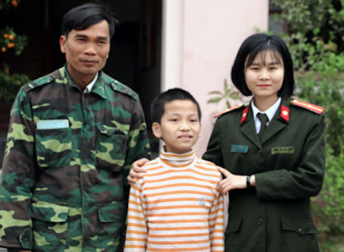 Cảnh sát bàn giao cháu bé cho người thân.  Cảnh sát bàn giao cháu bé cho người thân. Ảnh: Hữu Hoàn.