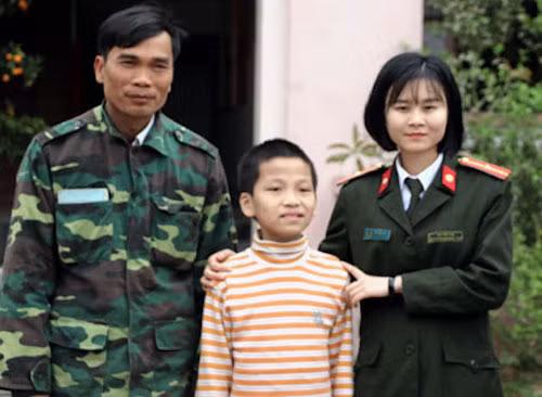  Cảnh sát bàn giao cháu bé cho người thân. Ảnh: Hữu Hoàn.