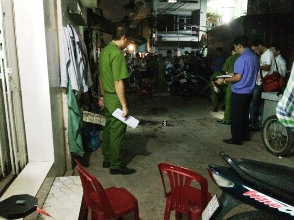 Công an khám nghiệm hiện trường. Công an khám nghiệm hiện trường.