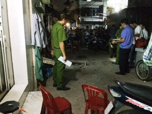 Công an khám nghiệm hiện trường.