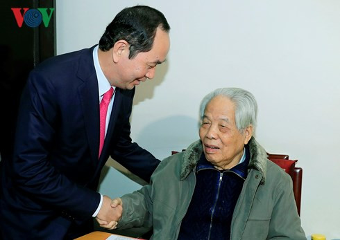 Chủ tịch nước Trần Đại Quang chúc thọ nguyên Tổng Bí thư Đỗ Mười. (Ảnh: Việt Cường)