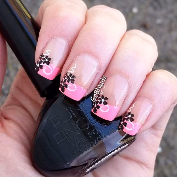 Móng kiểu Pháp viền hồng kết hợp với bông hoa đen.