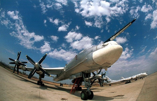 Máy bay ném bom chiến lược Tu-95MS của Nga. Máy bay ném bom chiến lược Tu-95MS của Nga.